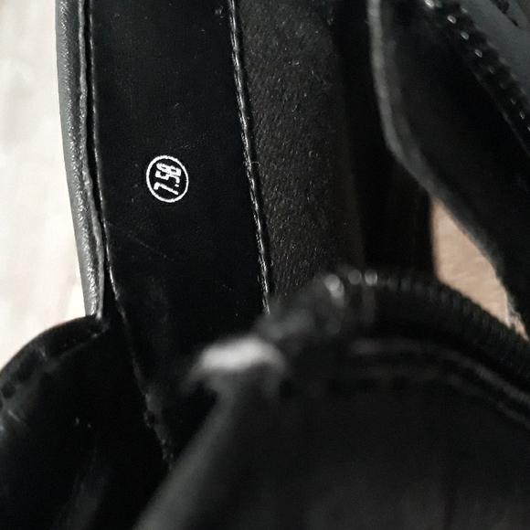 Earth black leather ankle boots. Size 7.5 - Picture 9 of 11